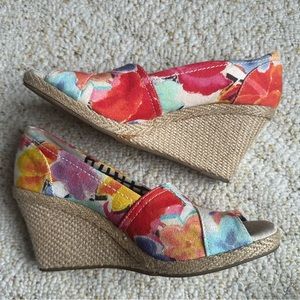 Tom’s Floral Wedges size 8